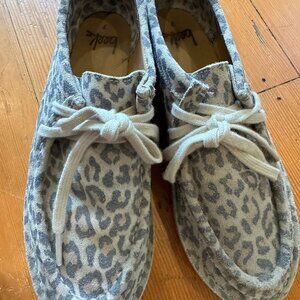 Beeks Towhee Leopard Suede chukkas